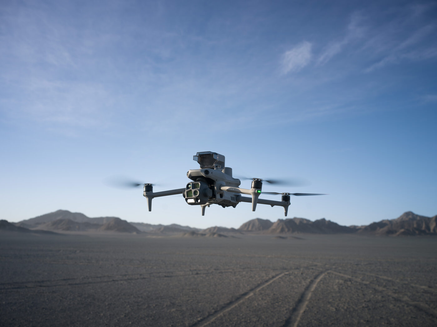 DJI Matrice 4 con altavoz
